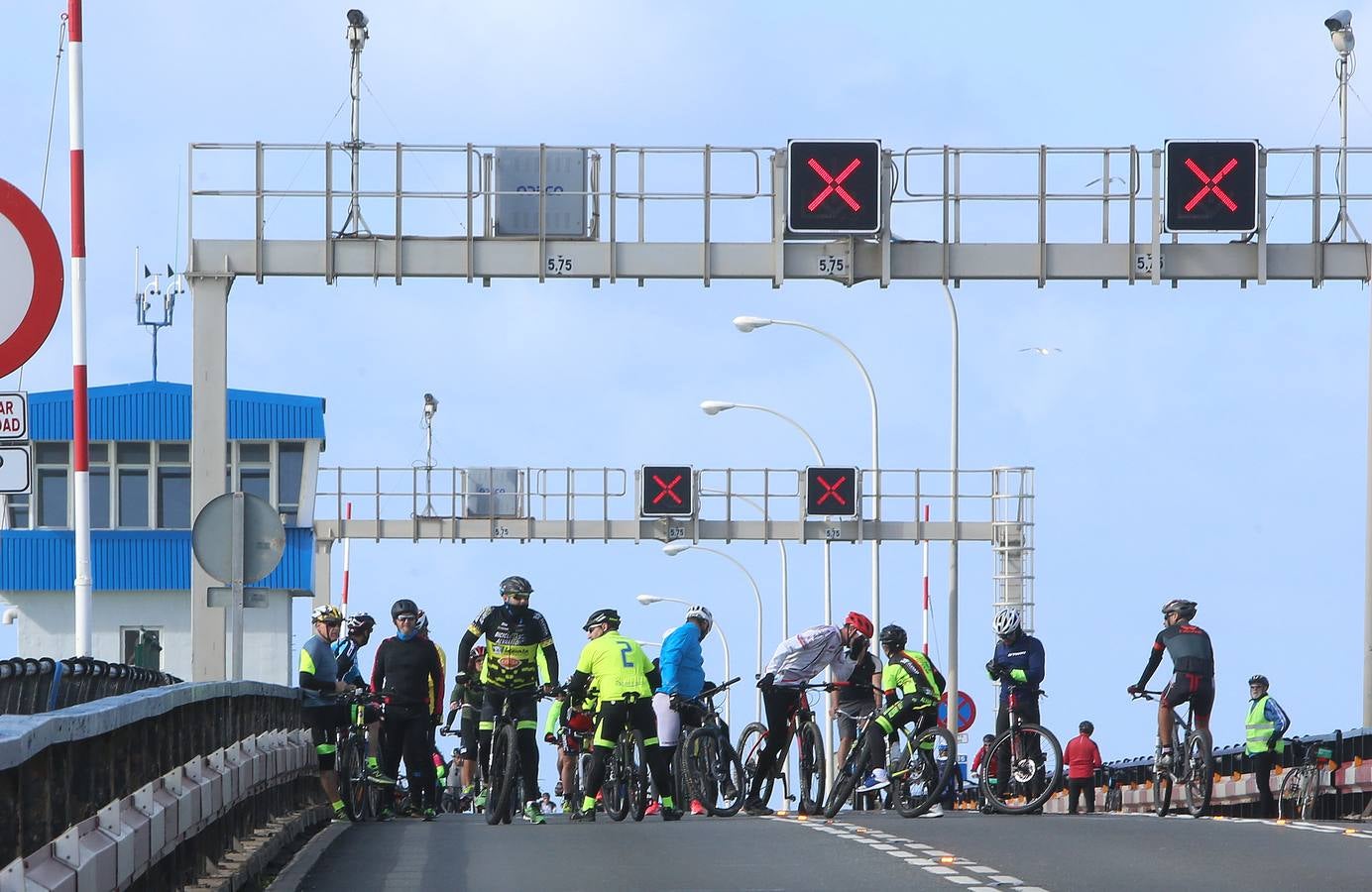 Las imágenes de la biicifestación en el Puente Carranza