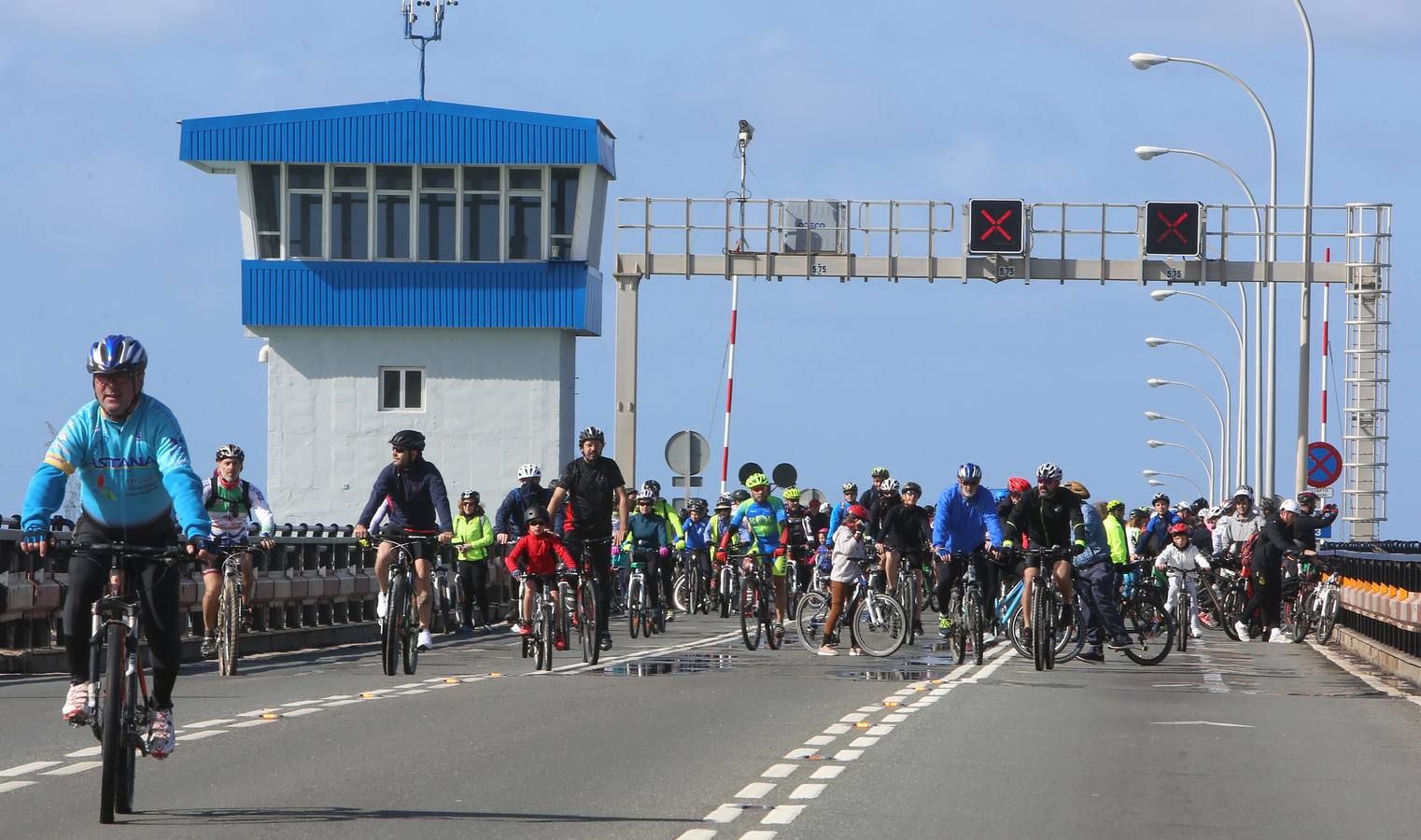 Las imágenes de la biicifestación en el Puente Carranza