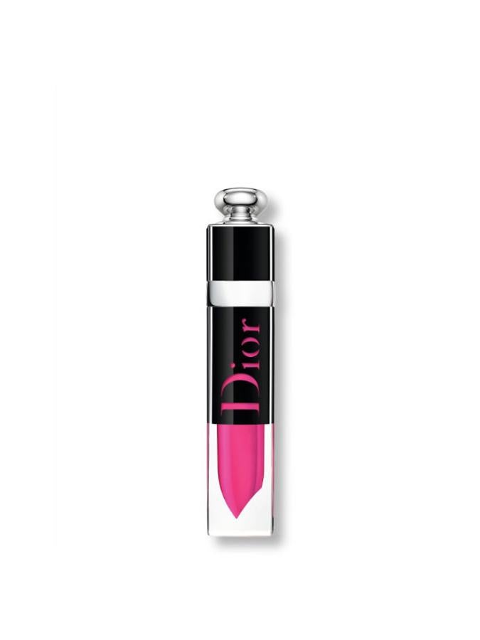 Dior Addict Lacquer Plump. Es la primera tinta de labios de la marca. Con un original packaging que invita a creer que estamos ante una barra de labios tradicional, su fórmula hidratante deja una boda brillante y voluminosa. Tono 676 Fever. (Precio: 37,50 euros)