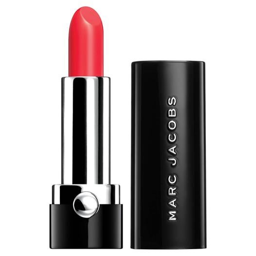Le Marc by Marc Jacobs. Marc Jacobs reinventa la barra de labios de lujo ofreciendo una barra en crema de larga duración con pigmentos ultra concentrado. Una colección de colores intensos y acabados satinados que proporcionan textura a los labios sin resecarlos. Tono Oh! Miley. (Precio: 30,50 euros)