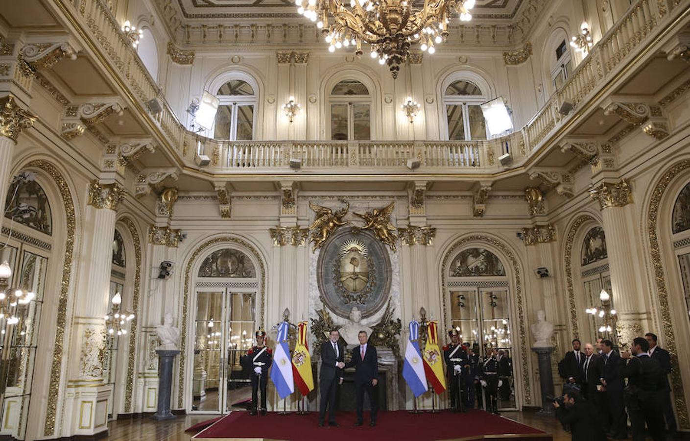 La visita de estado de Rajoy a Argentina, en imágenes. Los mandatarios acudieron a la sede del Gobierno argentino, en la plaza de Mayo, donde posaron para la prensa y se retiraron para tener una reunión privada primero yotra ampliada al resto de las delegaciones, para posteriormente mantener un almuerzo almuerzo oficial en honor de la delegación española que se celebrará en el Museo de la Casa Rosada.