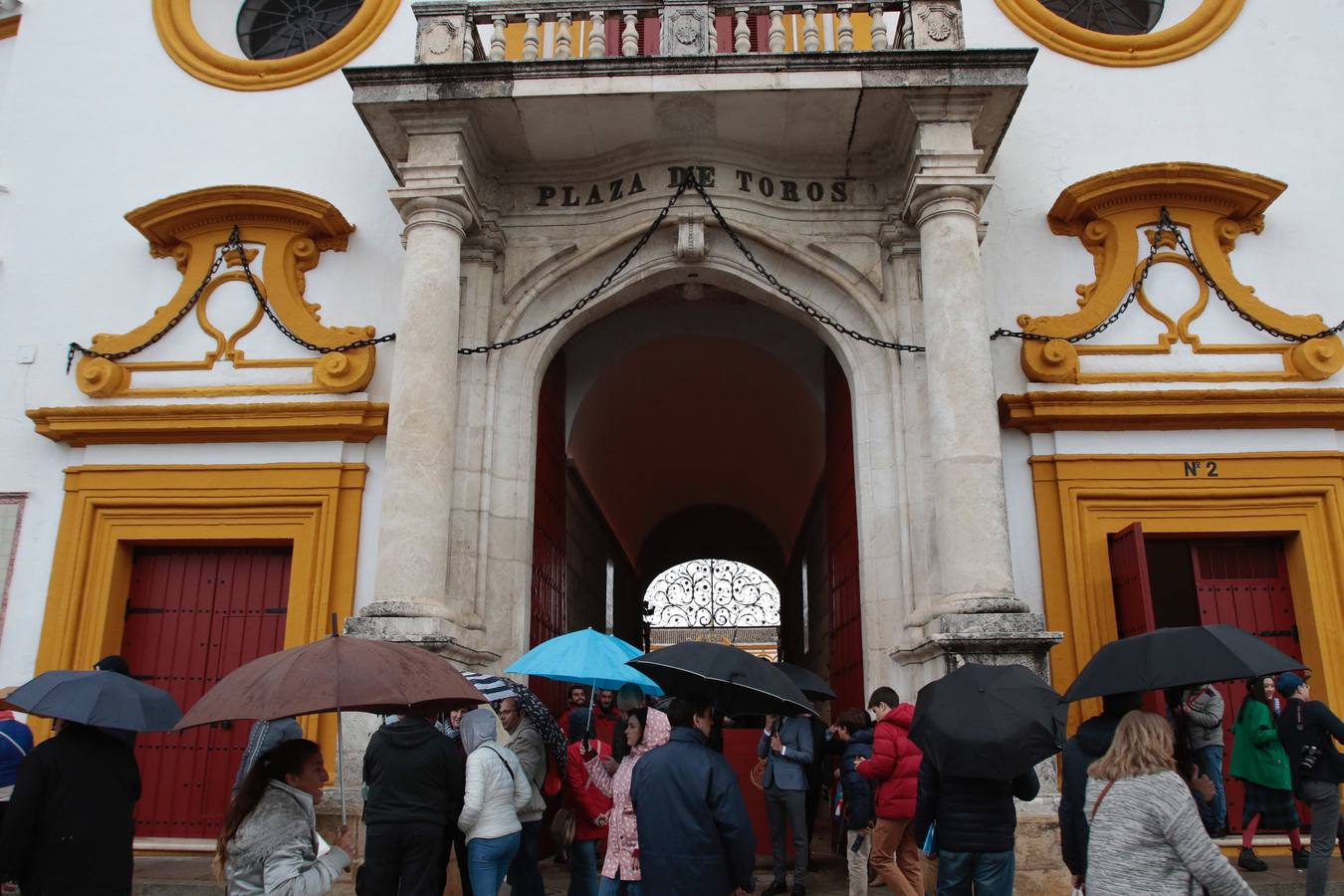 Ambiente lluvioso en la entrada de la plaza