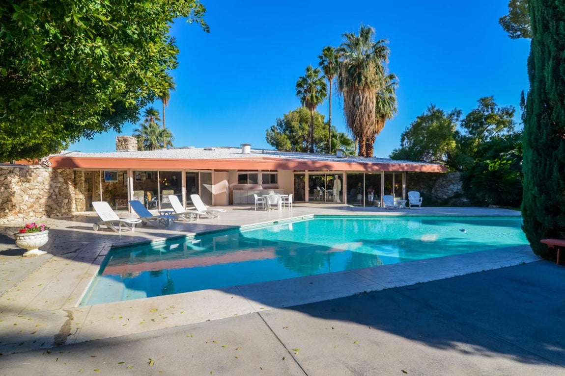 Un año de alguiler. El Rey del Rock alquiló esta casa durante un año por 21.000 dólares al mes, al cambio serían (17.000 euros)