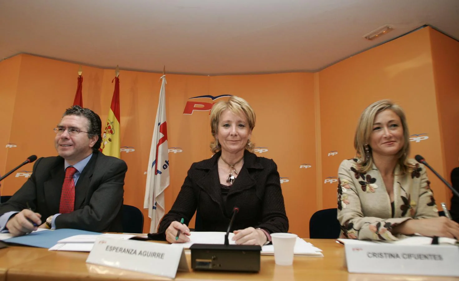 Reunión en la sede del PP de Madrid (2005). 