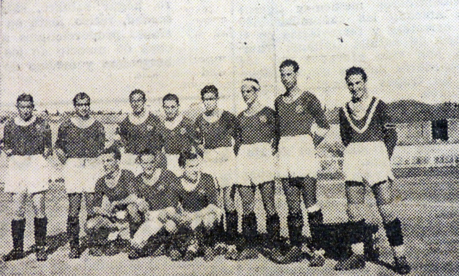 Equipo del CD Toledo, en octubre de 1943, en su campo de Palomarejos. Foto Linares. 