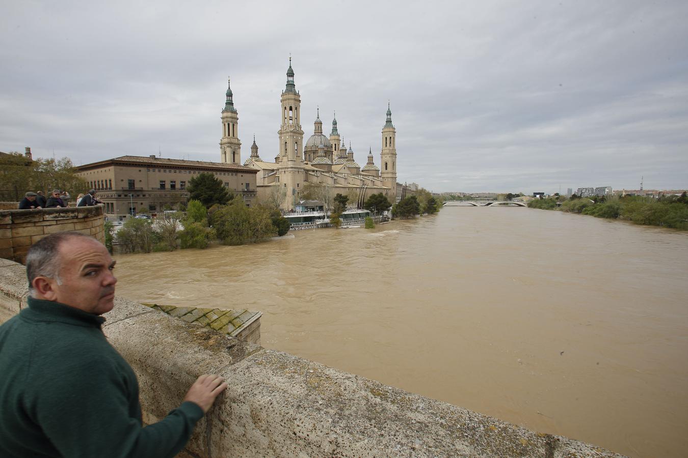 La punta de la crecida del Ebro a su llegada a Zaragoza, con la basílica del Pilar al fondo. 