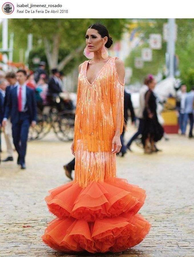 De la misma forma, Isabel Jiménez Rosado ha acudido con un look moderno y arriesgado con el que ha triunfado. 
