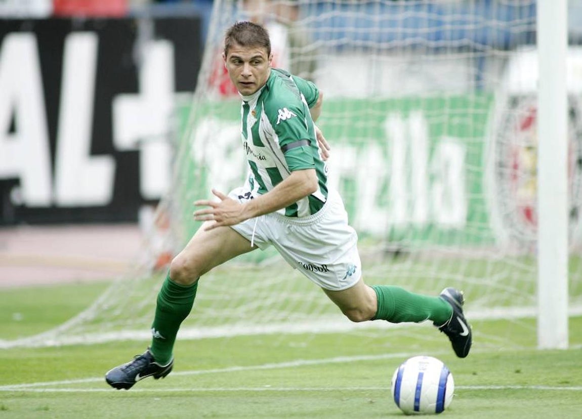 Joaquín Sánchez. A pesar de sus fichajes por otros conjuntos como el Valencia CF, el Málaga CF y la ACF Fiorentina, la carrera de Joaquín está marcada por su amor al Real Betis Balompié. Tras 6 temporadas en el club bético, el andaluz abandonó sus filas. Su retorno se produjo en el año 2015. Actualmente suma un total de 9 temporadas con el club y un total de 340 partidos oficiales. Sus actuaciones le llevaron a disputar el Mundial de Corea en 2002.