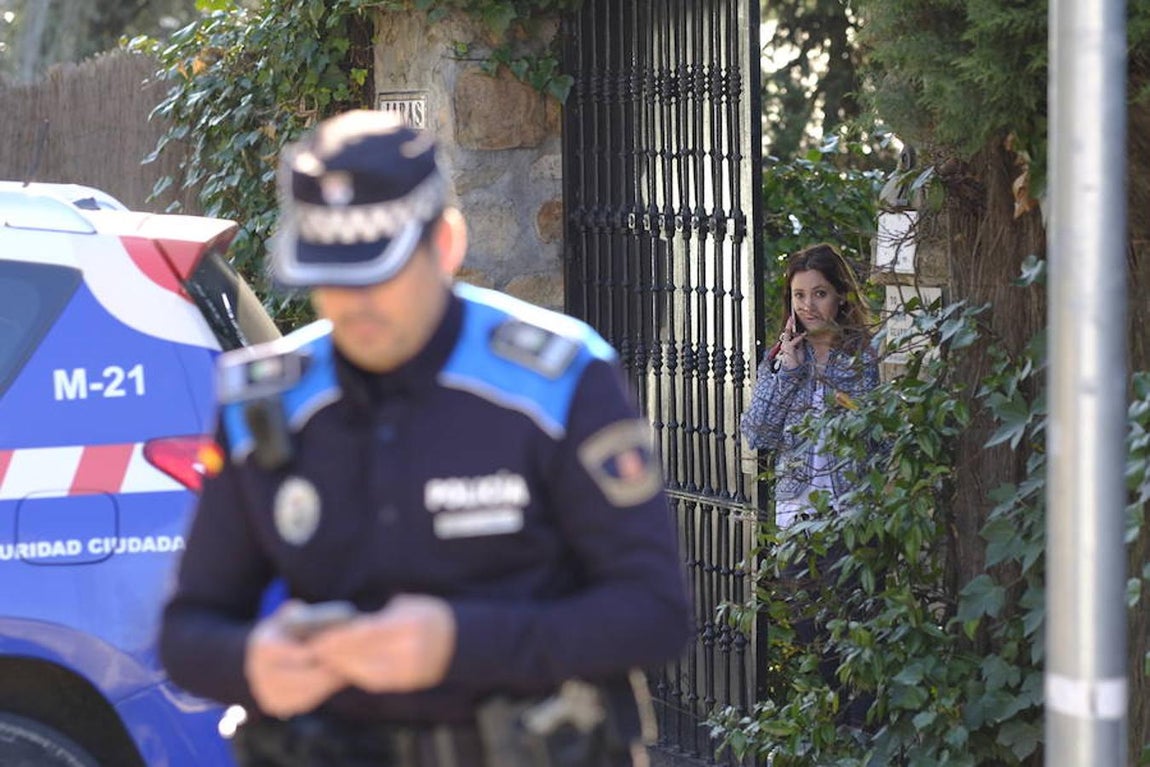 Cuatro coches de la Policía Municipal, un furgón de la Policía Nacional y dos guardias de seguridad de Alcobendas acudieron al desahucio de la hija del marqués de Larios. 