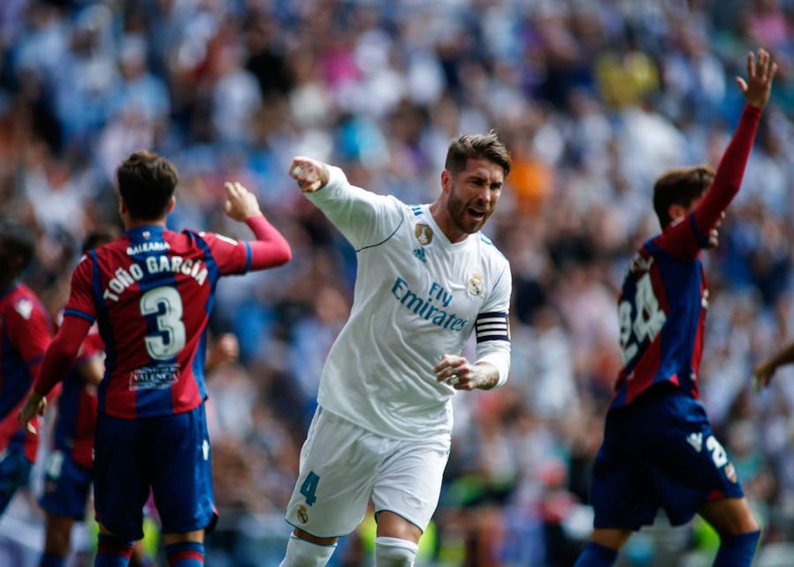 Sergio Ramos. Sevilla lo vio nacer y Madrid crecer como uno de los mejores defensas del mundo. Tras debutar en 2004 con el Sevilla en la categoría máxima del fútbol español, el Real Madrid lo incorporó a sus filas el año siguiente con tan solo 19 años. El camero es el actual capitán del equipo blanco, en el que ha jugado 557 partidos y ha militado 13 temporadas.