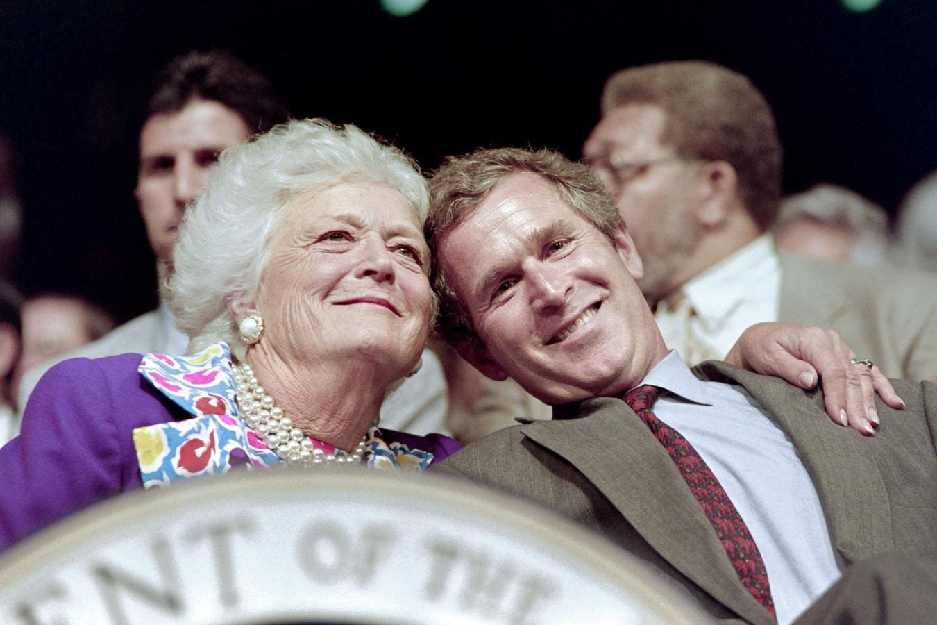 George W. Bush, acompañado por su madre en 1992. 