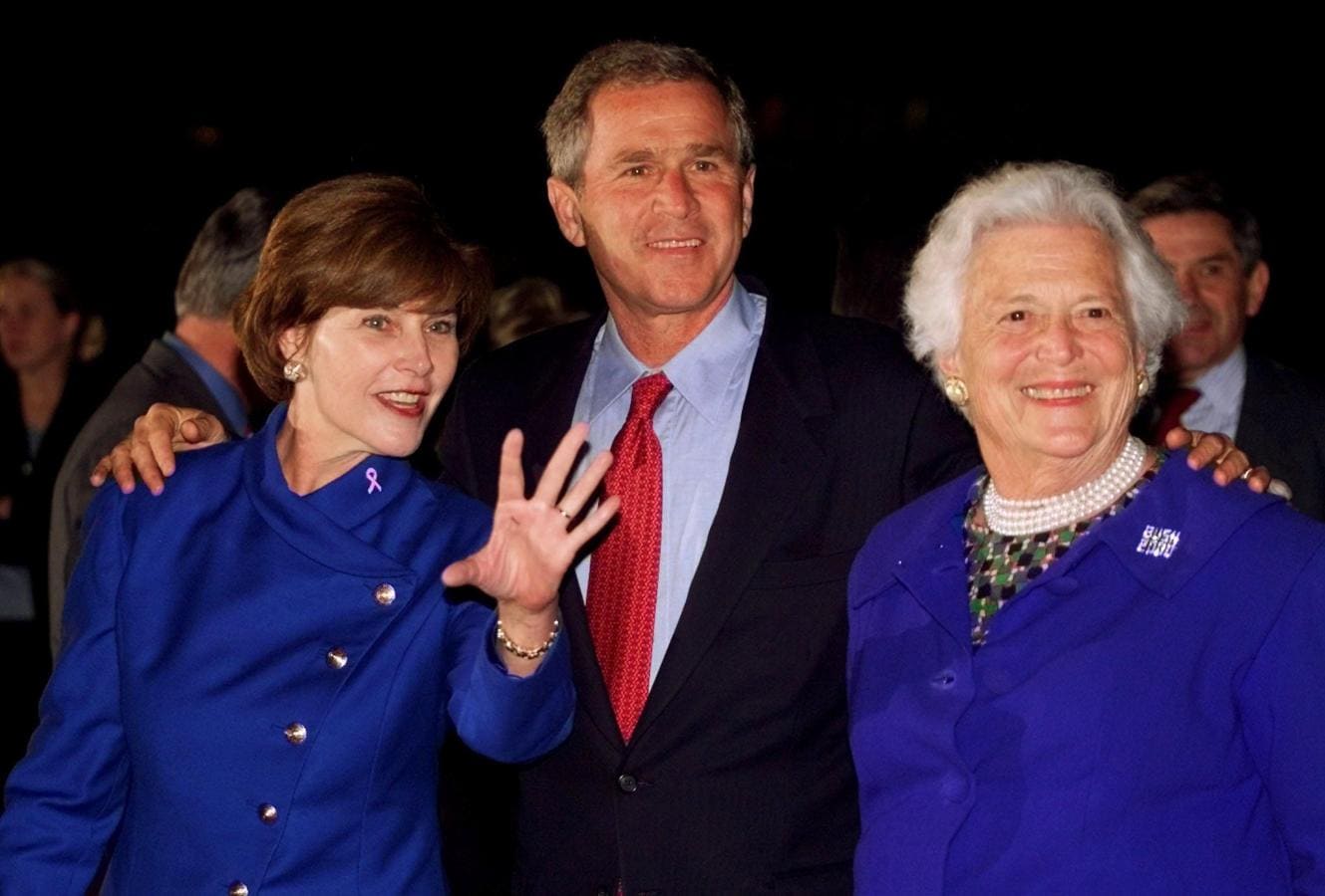 El que fue presidente hasta 2009, junto a su mujer, Laura Bush, y su madre en un acto de campaña. 