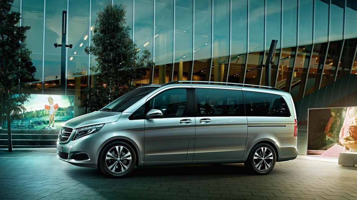 Mercedes Benz Clase V. Por detrás del turismo, la <a href="https://www.abc.es/summum/motor/abci-coche-electrico-mas-comodo-mundo-201705031929_noticia.html" target="_blank">industria automotriz</a> es la que genera más empleo y riqueza en nuestro territorio nacional. Se fabrican multitud de vehículos, de diferentes marcas, pero el automóvil más caro que se fabrica en nuestras fronteras a gran escala es el Mercedes-Benz Clase V. Existen otros <a href="https://www.abc.es/summum/motor/abci-coches-gusto-tendencia-mas-cool-201708201326_noticia.html" target="_blank">vehículos artesanales</a> o de pequeña tirada que superan el coste de este turismo, pero no se fabrican en serie