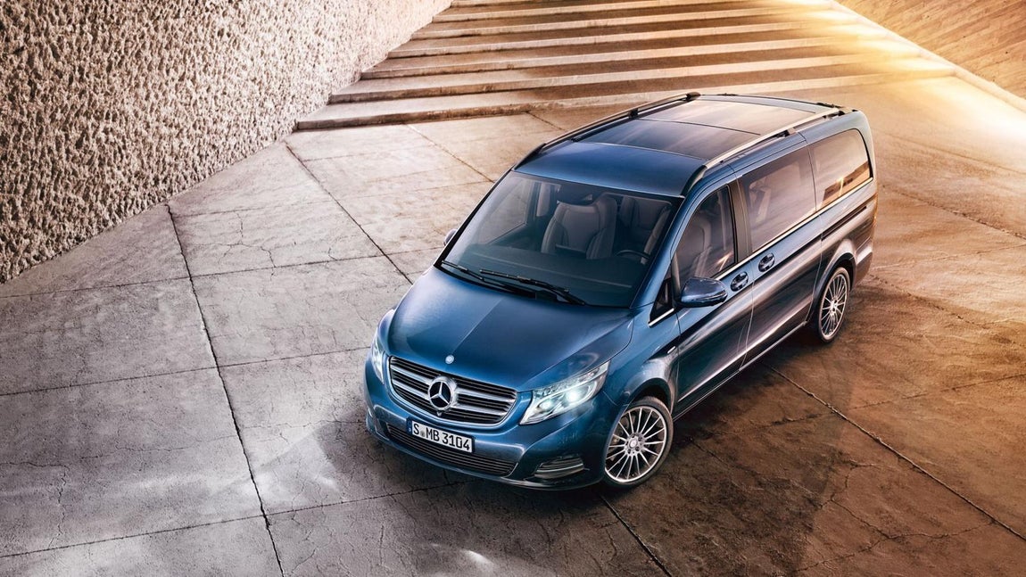 Mercedes Benz Clase V. En el interior nos impresiona sus dimensiones, el acabado de su salpicadero y las <a href="https://www.abc.es/tmp/summum/estilo/relojes/abci-relojes-formula-1-201709011052_noticia.html" target="_blank">últimas tecnologías </a>que equipa la monovolumen más lujosa del mercado. Uno de los detalles a tener en cuenta es el Comand Online, un sistema para manejar el sistema de info-entretenimiento que se controla tanto por los mandos situados en el volante, como en un Touch multifuncionalSi a esto unimos el sonido surround Burmester, un sistema que cuenta con amplificadores y 15 altavoces para brindar una fascinante sonoridad surround en el vehículo. Alcanza una potencia total de 640 vatios repartidos por todo el habitáculo. La Clase V se convierte en una <a href="https://www.abc.es/summum/living/tecnologia/abci-altavoces-diseno-sonido-decora-201708010947_noticia.html" target="_blank">sala acústica </a>rodante para disfrutar de las mejores canciones mientras viajamos