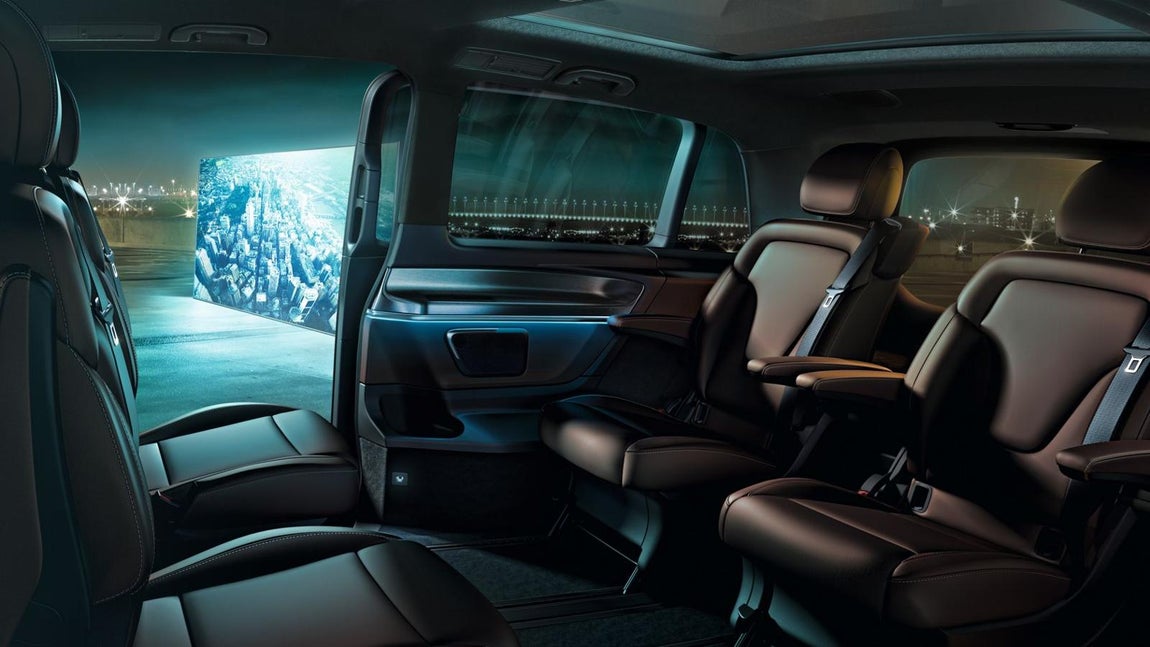 Mercedes Benz Clase V. El precio de partida de una Mercedes-Benz Clase V Exclusive es de 91.572€. Este precio puede aumentan si elegimos algún extra que nos ofrece la marca de la estrella. Por ejemplo podemos convertir la Clase V en una oficina gracias al paquete opcional de mesa plegable, e incluso darle más versatilidad para nuestras <a href="https://www.abc.es/summum/living/ocio/" target="_blank">escapadas de ocio</a> con el paquete opcional de litera