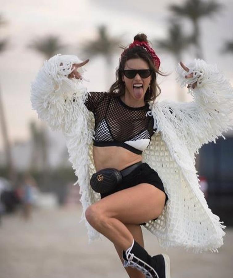 Moño con complementos. La modelo de Victoria's Secret, Alessandra Ambrosio, optó por un moño mucho más desenfadado, en el que dejaba suelto parte de su cabello desde la raíz. Además, se atrevió a adornar su look con un pañuelo rojo.