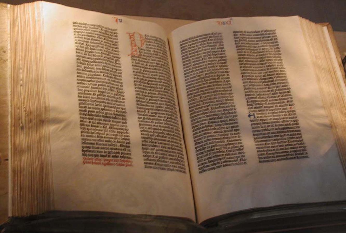 La Biblia de Guttemberg. Cada hoja del primer libro impreso cuesta millones. Johans Gutenberg lanzó el primer incunable alrededor de 1455. Las primeras impresiones de la historia eran religiosas, la última hoja de Salmos la subastó Christie's y su valor ascendió a los 65.000 dólares (más de 50.000 euros)