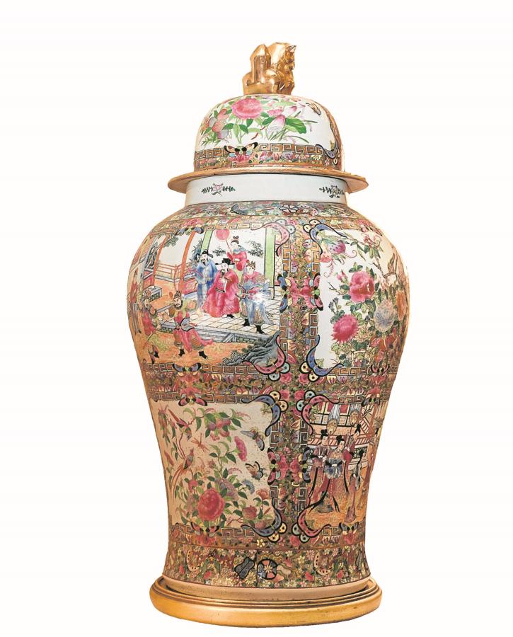 El hotel saca a subasta 4.000 piezas divididas en 1.500 lotes. Candelabros, mesas, sillas y espejos, porcelanas y bronces, esculturas y piezas ornamentales desfilarán ante la vista de los presentes en la Fundación Carlos de Amberes, donde tendrá lugar su exposición unos días antes de la puja -del 4 al 6 de mayo-.