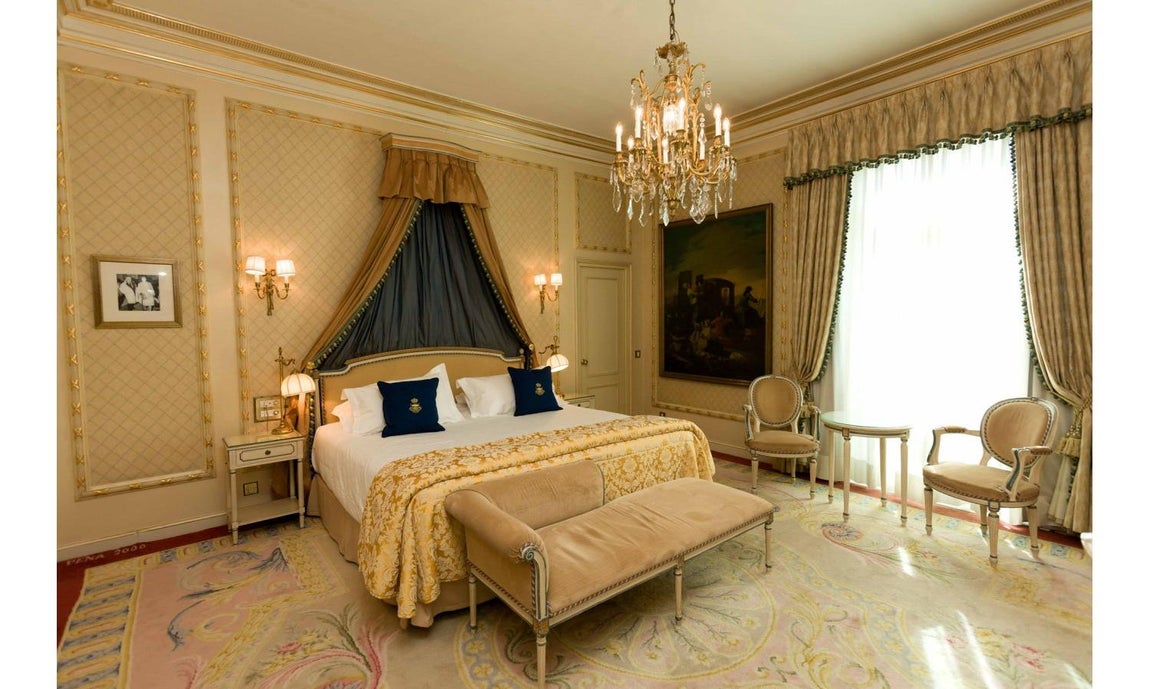 El hotel saca a subasta 4.000 piezas divididas en 1.500 lotes. Candelabros, mesas, sillas y espejos, porcelanas y bronces, esculturas y piezas ornamentales desfilarán ante la vista de los presentes en la Fundación Carlos de Amberes, donde tendrá lugar su exposición unos días antes de la puja -del 4 al 6 de mayo-.