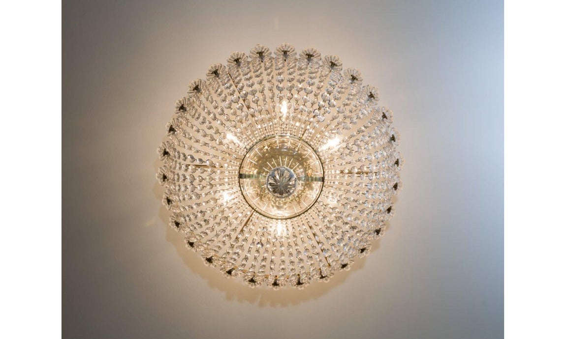 El hotel saca a subasta 4.000 piezas divididas en 1.500 lotes. Candelabros, mesas, sillas y espejos, porcelanas y bronces, esculturas y piezas ornamentales desfilarán ante la vista de los presentes en la Fundación Carlos de Amberes, donde tendrá lugar su exposición unos días antes de la puja -del 4 al 6 de mayo-.