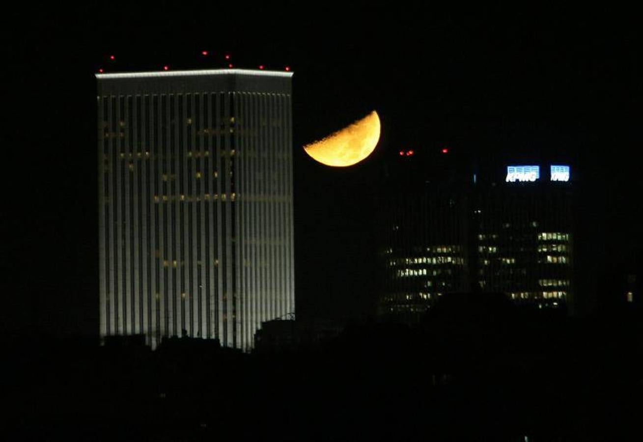 La luna, en fase creciente, se cuela entre las siluetas de los rascacielos (2008). 