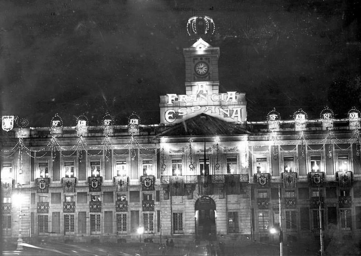 El Ministerio de la Gobernación, ahora Real Casa de Correos, se ilumina en honor a Raymond Poincaré, presidente de Francia durante la Primera Guerra Mundial (1913). 