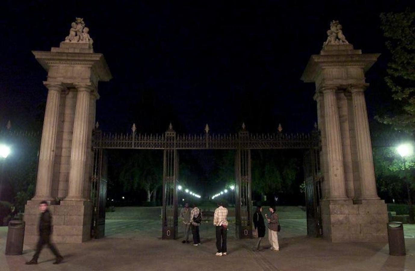 La delincuencia en el parque del Retiro obligó a cerrar por las noches las puertas del pulmón madrileño (2001). 