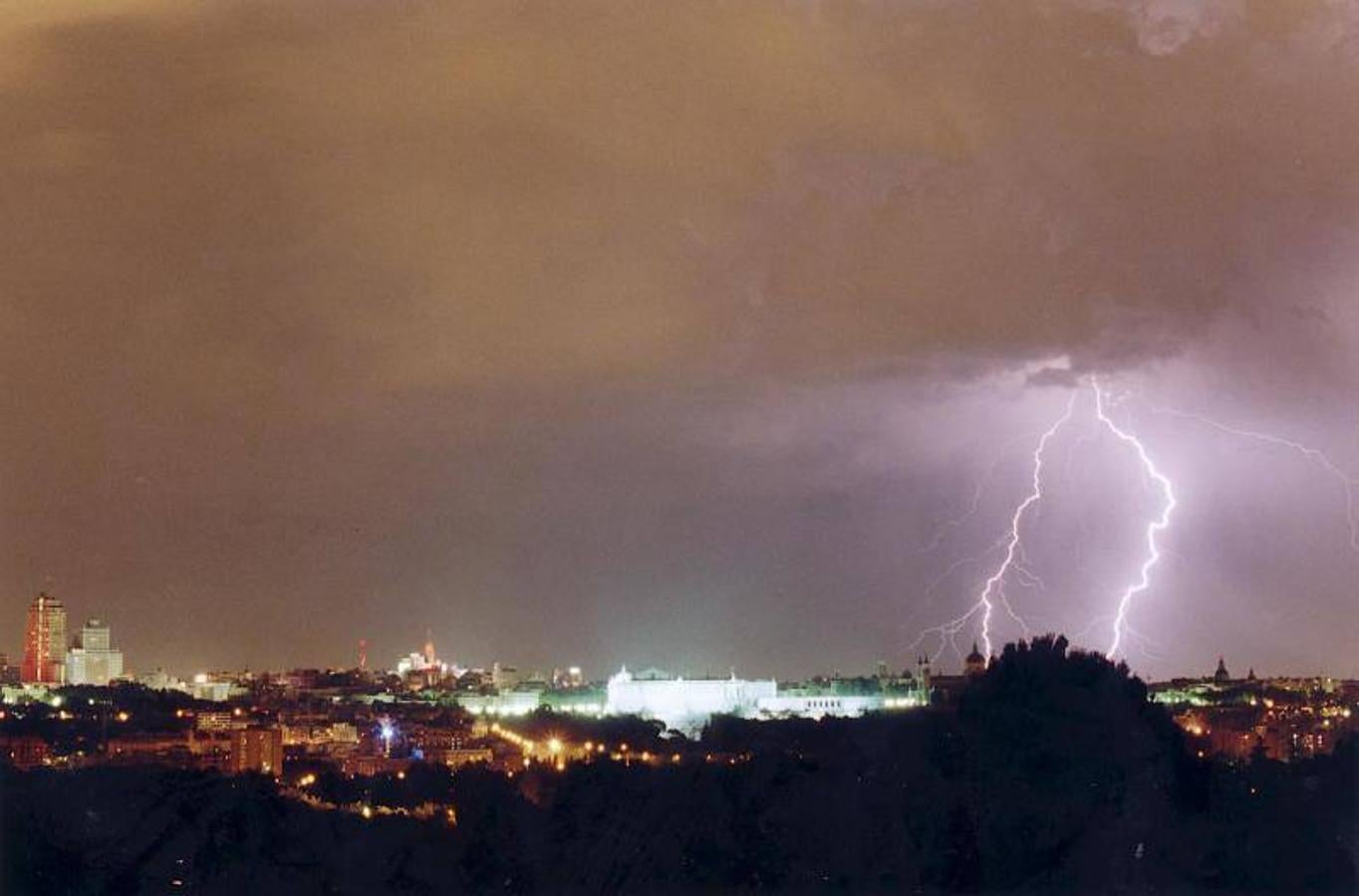 Varios rayos caen durante una tormenta sobre el Palacio Real y la Catedral de La Almudena (2000). 