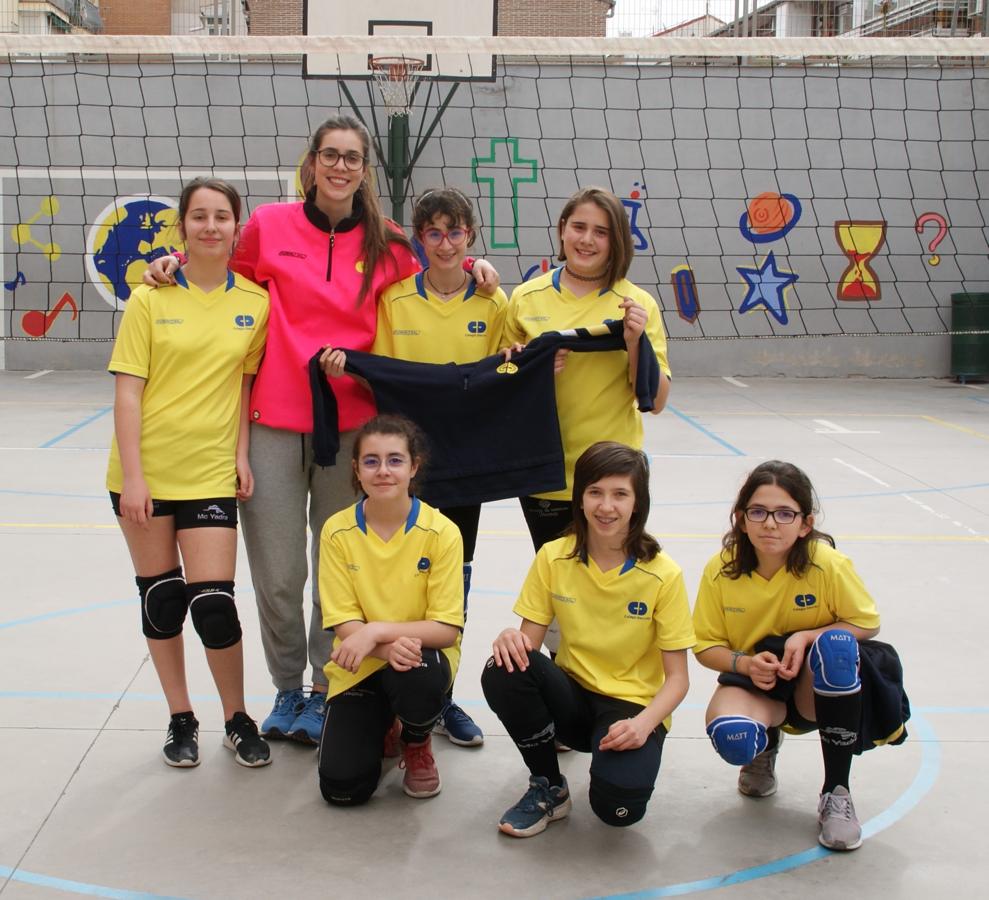 Las mejores imágenes del partido de voleibol infantil femenino entre Nuestra Señora del Carmen y Decroly
