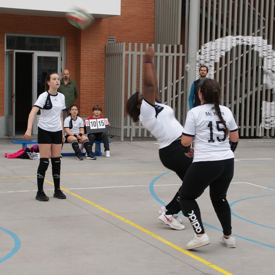 Las mejores imágenes del partido de voleibol infantil femenino entre Nuestra Señora del Carmen y Decroly