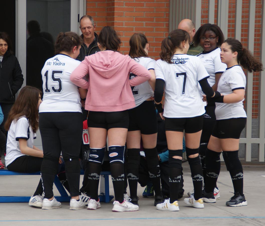 Las mejores imágenes del partido de voleibol infantil femenino entre Nuestra Señora del Carmen y Decroly