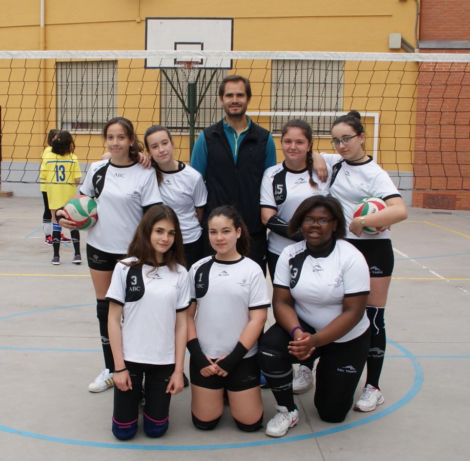 Las mejores imágenes del partido de voleibol infantil femenino entre Nuestra Señora del Carmen y Decroly