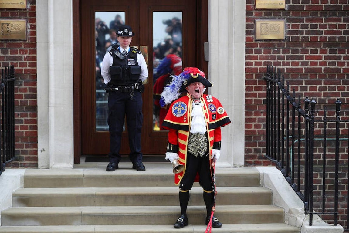 Los británicos dan la bienvenida al nuevo miembro de la Familia Real