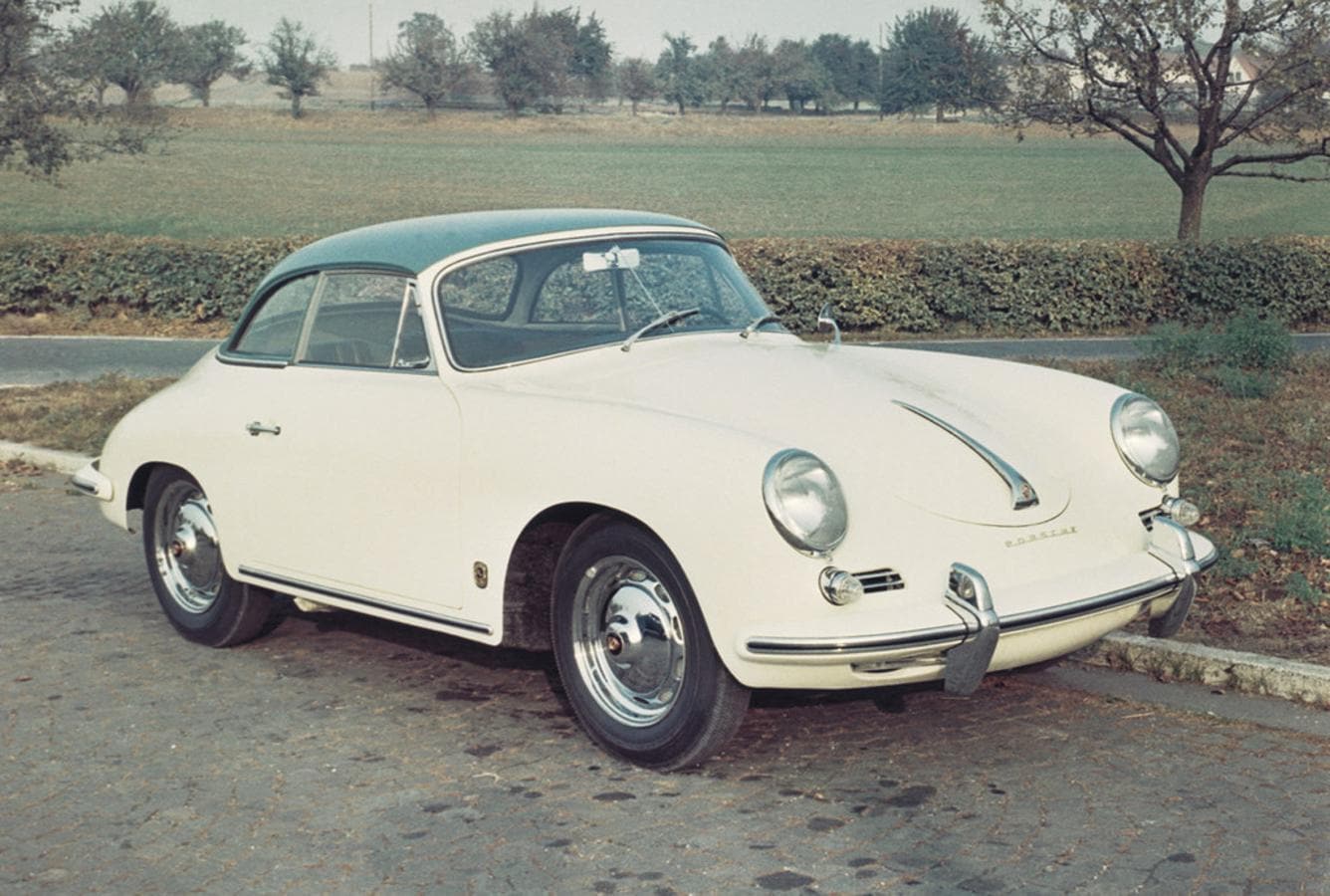Porsche 911. El primero modelo fue bautizado como 901 pero tuvieron que cambiar el nombre comercial por un litigio judicial con Peugeot, finalmente se optó por la denominación 911