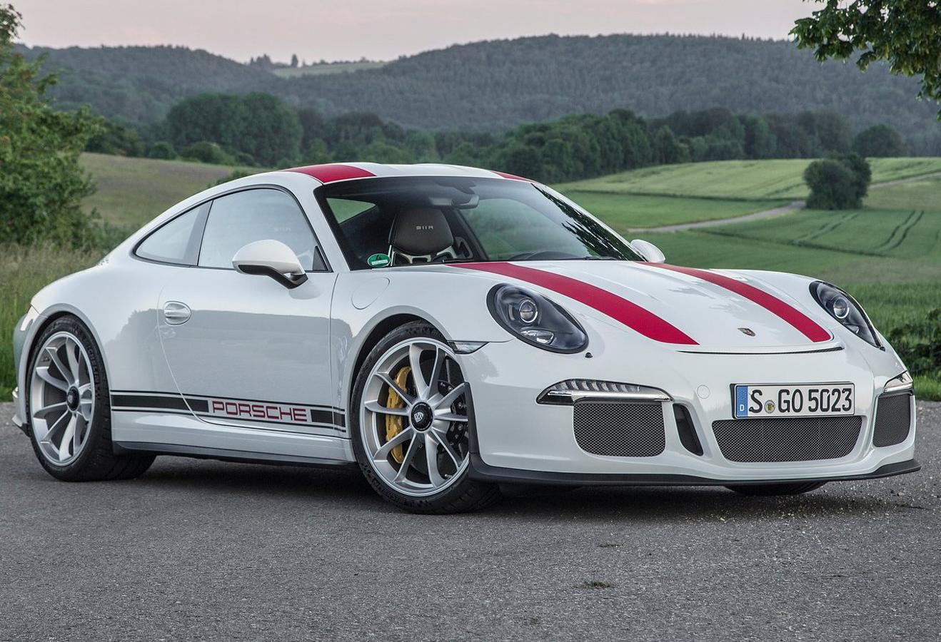 Porsche 911. Actualmente sigue siendo uno de los deportivos a batir y recientemente en el<a href="https://www.abc.es/summum/motor/abci-coches-mas-exclusivos-salon-automovil-ginebra-2018-201803141739_noticia.html" target="_blank"> Salón del Automóvil de Ginebra</a> se presentó la última versión GT3, una bestia de 520 CV lista para salir al circuito. Esta versión parte de un precio de 224.171 euros