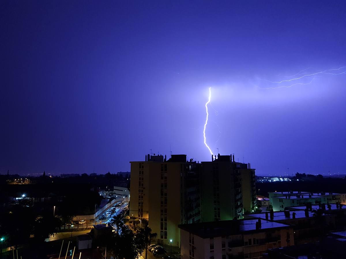 Las mejores imágenes de la tormenta eléctrica en Sevilla