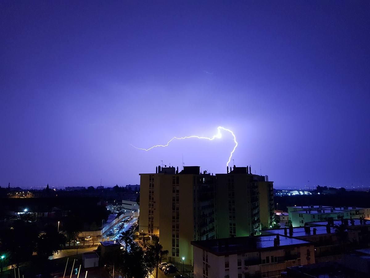 Las mejores imágenes de la tormenta eléctrica en Sevilla