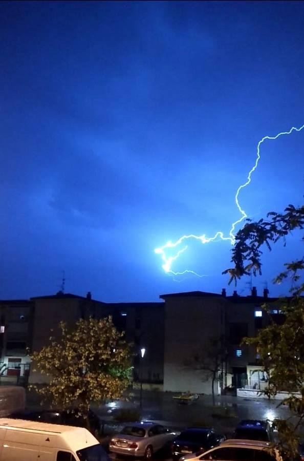 Las mejores imágenes de la tormenta eléctrica en Sevilla