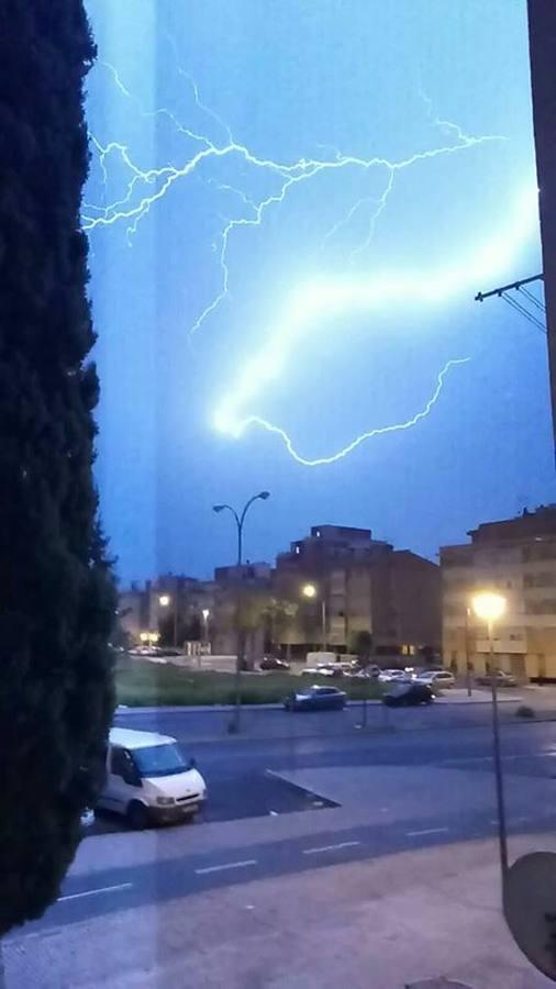 Las mejores imágenes de la tormenta eléctrica en Sevilla