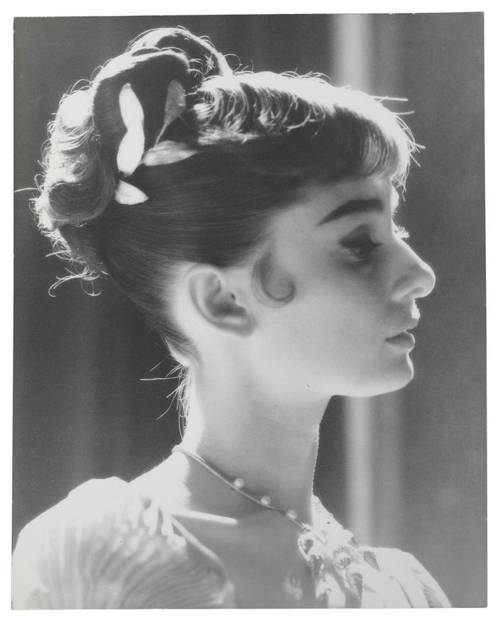 Guerra y Paz. Este retrato de pefil de Audrey pertenece al set de producción de «Guerra y Paz» (1956), la disparó el fotógrafo Per-Olow Anderson. Los productores de la película decidieron que tenía que ser Audrey quien diese vida a la ingenua heroína Natasha Rostov y, para salirse con la suya, no se les ocurrió nada mejor que ofrecer el papel de príncipe Andrei a su esposo, Mel Ferrer. La pareja había contraído matrimonio un año antes de empezar el rodaje (en 1954) y la argucia dio resultado. El rodaje tuvo un costo elevadísimo que no cubrió tras su estreno, aunque la interpretación de Hepburn fue soberbia