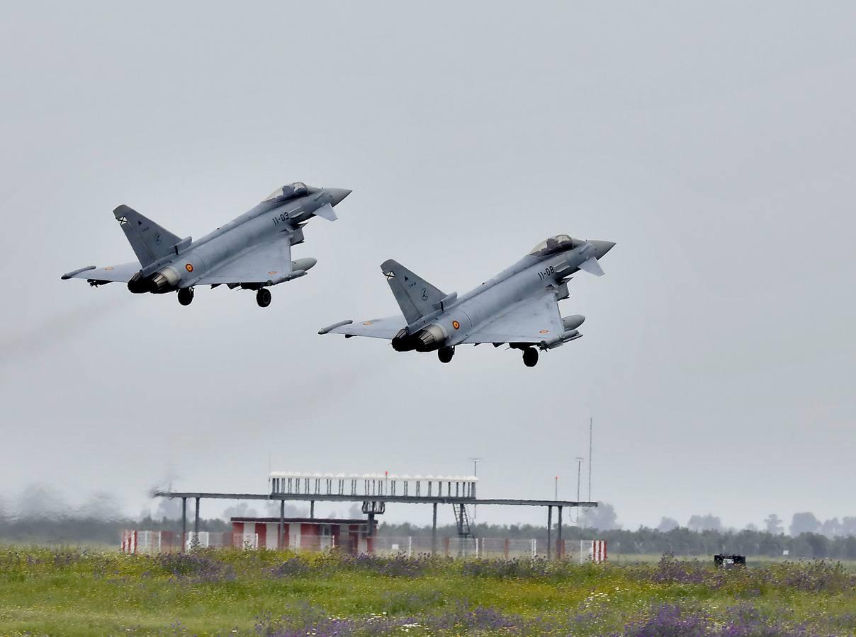 Seis cazabombarderos salen de Sevilla en misión de la OTAN