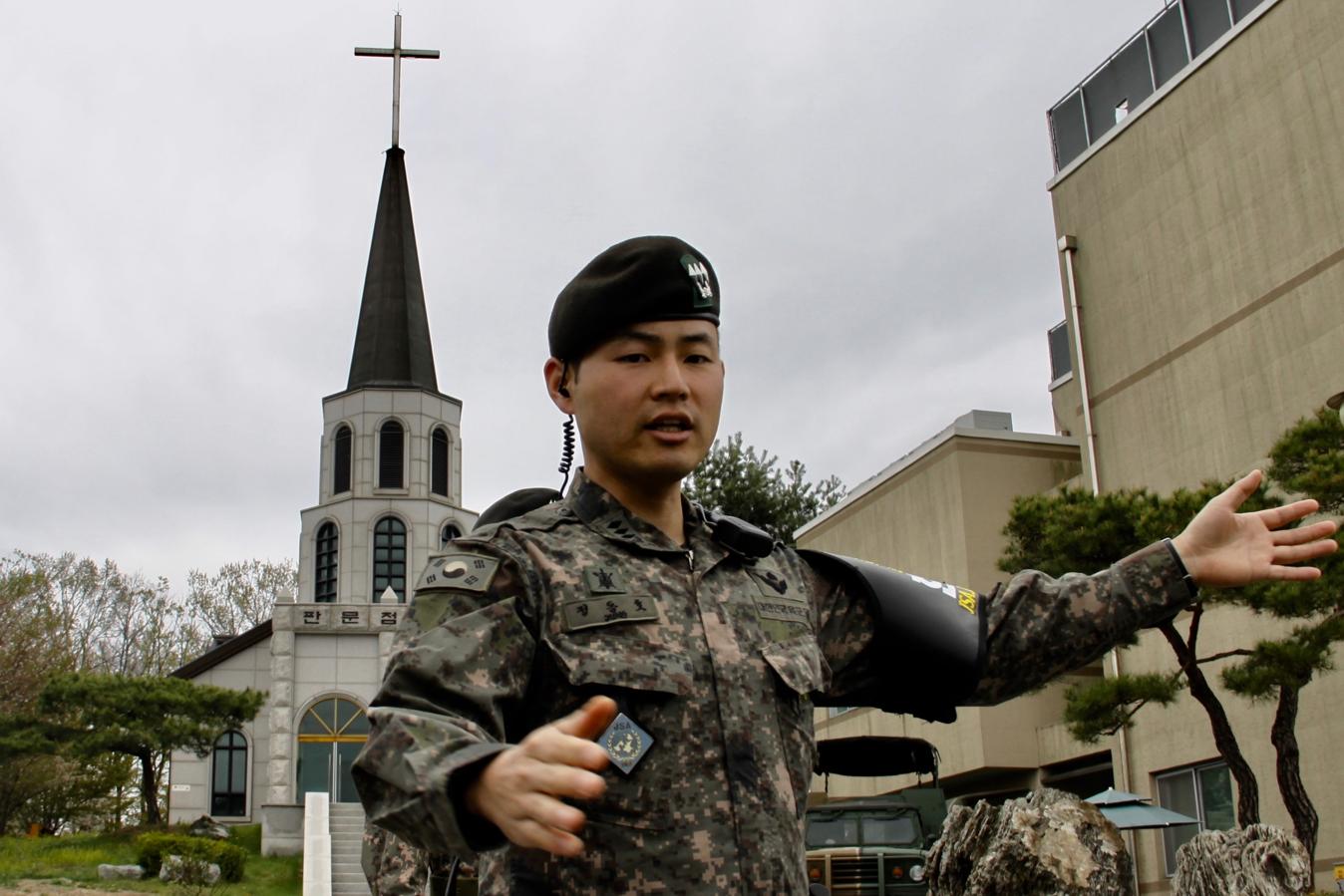 Aunque el pueblo de Taesung no tiene tiendas ni restaurantes, sí cuenta con una iglesia, protegida por los soldados surcoreanos. 