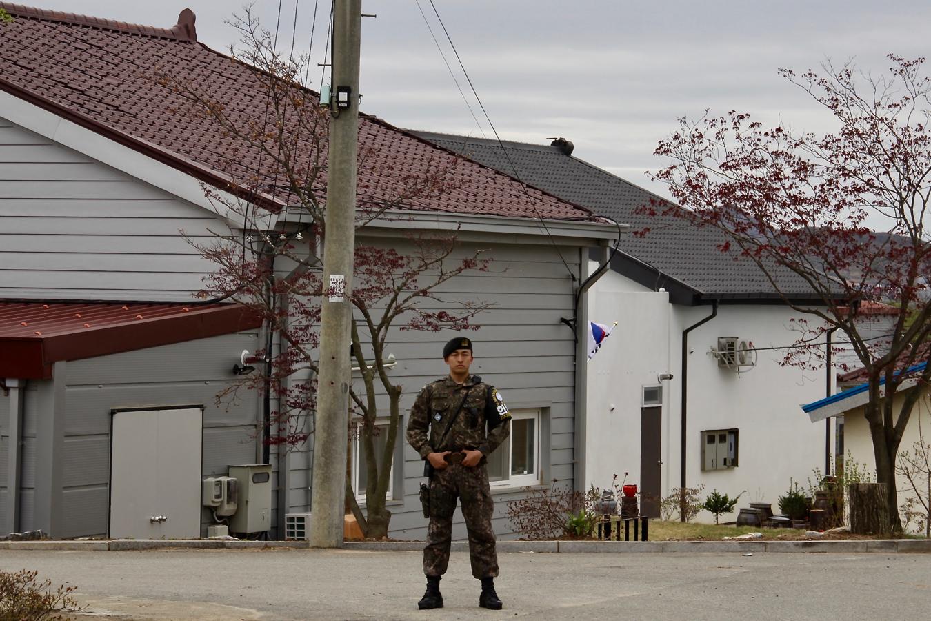 La presencia militar es constante en Taesung, el Pueblo de la Libertad de Corea del Sur en medio de la Zona Desmilitarizada del Paralelo 38, a dos kilómetros del Norte. 