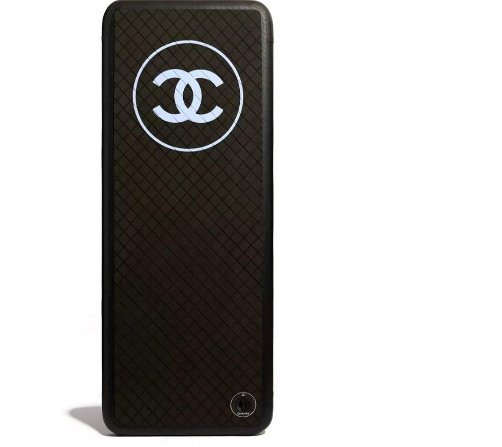 Para madres «yoguis». La meditación no entiende de estilos, pero nuestras madres sí. Si la tuya lleva la elegancia por bandera, no se podrá resistir ante esta esterilla de yoga de Chanel. La marca parisina ha sacado varios accesorios con su logotipo que cubre las necesidades de los amantes del yoga, los cojines son otra opción más que interesante. Precio: Disponible bajo pedido