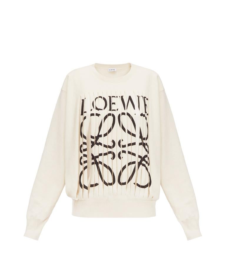 Para las sporties. Si le gusta hacer deporte pero hasta en el gimnasio hace gala de su elegancia, la nueva sudadera de Loewe será su prenda fetiche. Precio: 1.100 euros