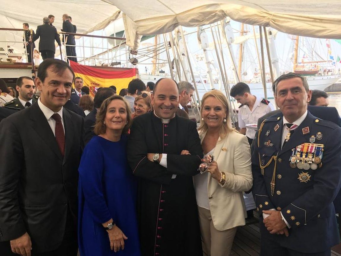 David Izquierdo (consejero de la Embajada), el cura del barco, Alberto Gatón, y Mari Paz Torrés Capín junto a su esposo, Alejandro Monedero (agregado militar). 