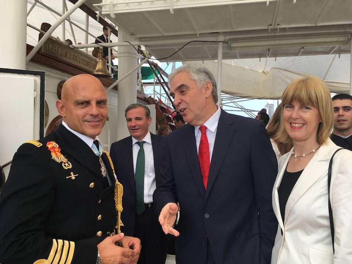 El comandante del Juan Sebastián Elcano, Ignacio Paz García, junto al embajador Javier Sandomingo, su mujer Megan Adams. 
