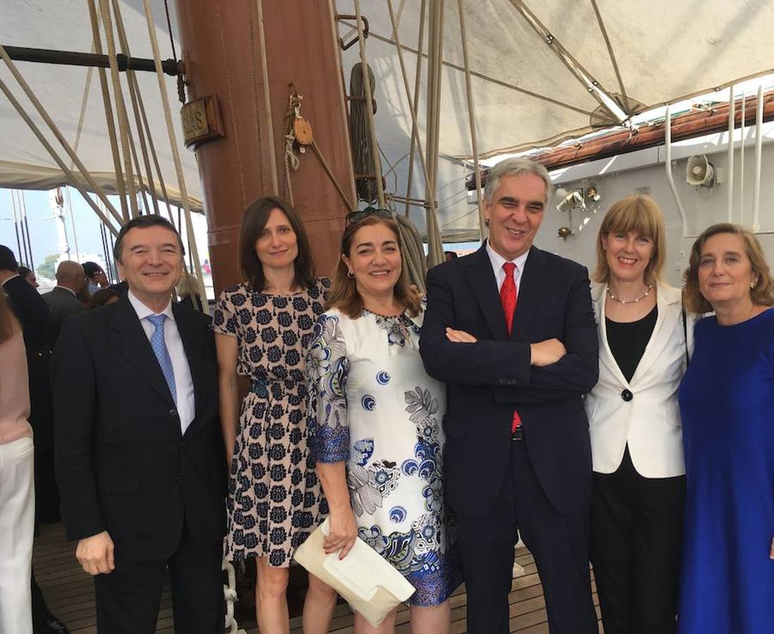 José María Vila Alen, presidente de la Federación de Sociedades Españolas, y Amparo Sánchez-Algaba, consejera de Agricultura y Pesca, junto a otros invitados. 