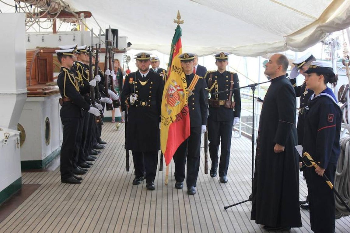 En imágenes, la jura de bandera en el Juan Sebastián Elcano