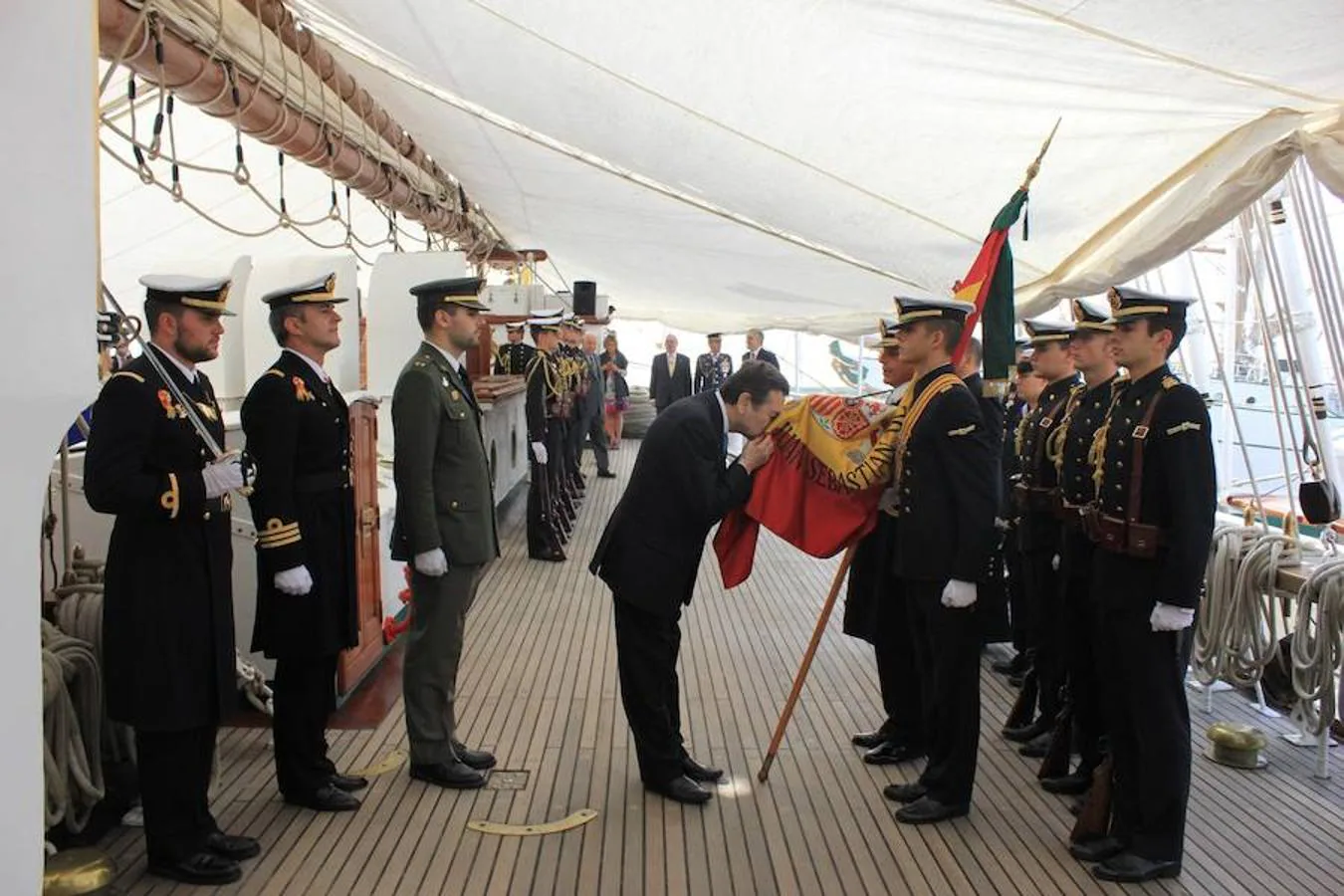 En imágenes, la jura de bandera en el Juan Sebastián Elcano